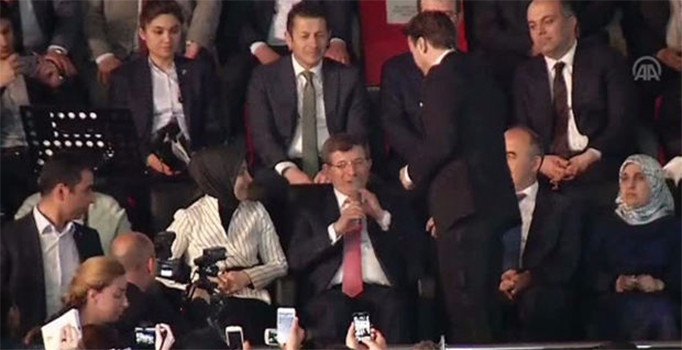 Başbakan Ahmet Davutoğlu şarkıcı Mustafa Ceceli ile birlikte ilahi de okudu - Video