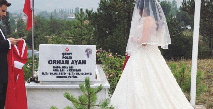Düğün öncesi gelinliğiyle şehit babasının mezarında dua etti