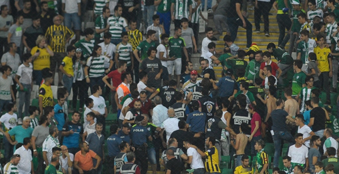 Dostluk maçında kavga çıktı