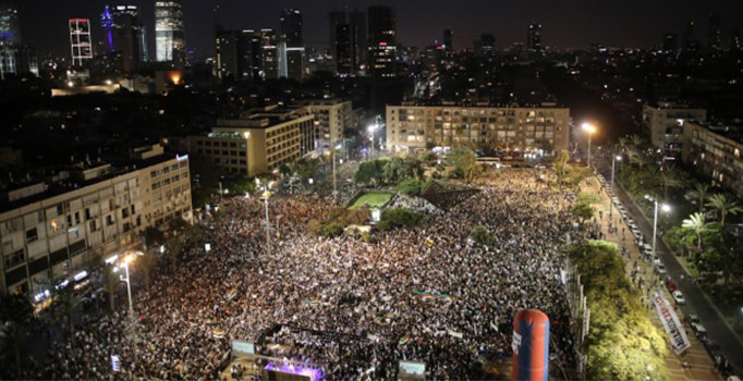 İsrail'de onbinler ırkçı yasayı protesto etti
