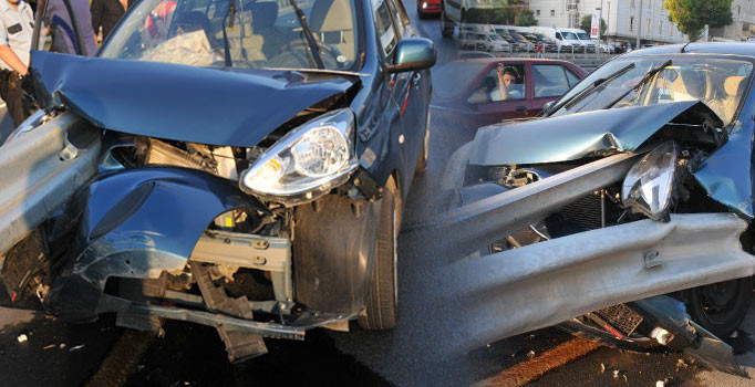 Bakırköy'de feci kaza! Bariyer otomobile ok gibi saplandı