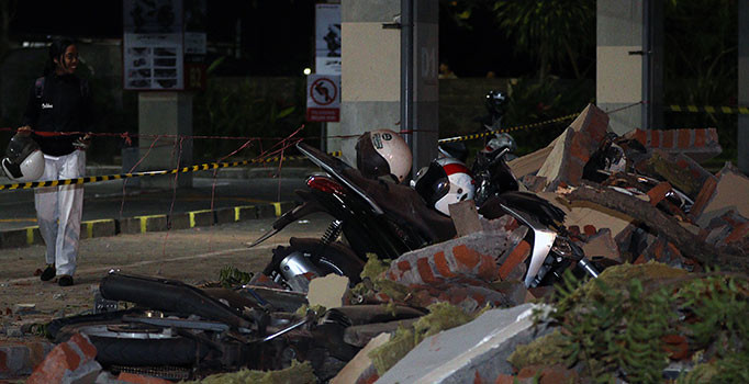 Endonezya’daki deprem bilançosu artıyor: 98 ölü