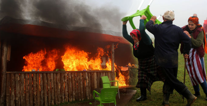 Yaylada çadır gerginliği: Ateşe verildi, sandalyeler havada uçuştu