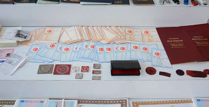 Terör örgütü üyeleri ve göçmenlere sahte pasaport ayarlayan zanlı tutuklandı