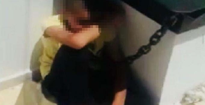 Vicdansız baba oğlunu evin bacasına zincirle bağladı