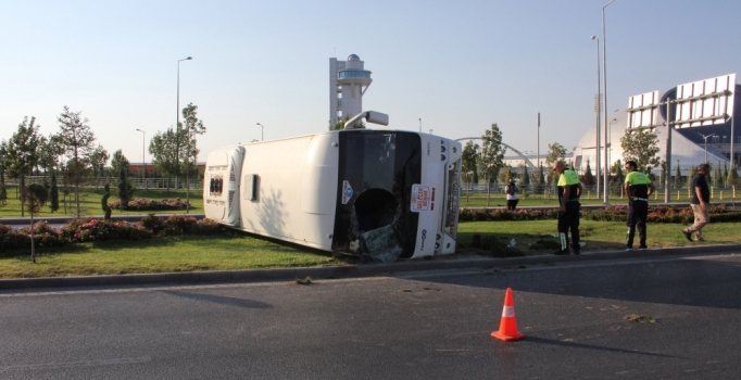 Konya'da midibüs devrildi: 4 yaralı