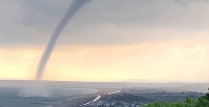 İstanbul Arnavutköy'de hortum