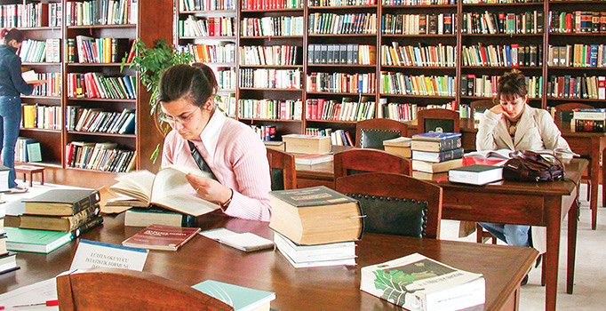 Bütün Türkiye bir 'kongre' etmiyor: Kitap yoksuluyuz