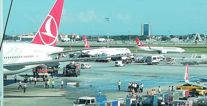 Atatürk Havalimanı'nda kaza: THY uçağına çarptı