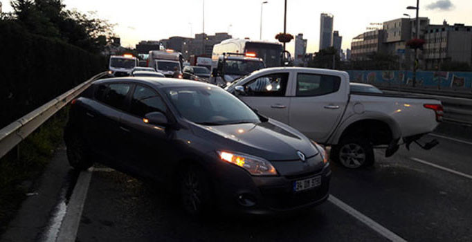 İstanbul'da 6 araç birbirine girdi: 1 ölü
