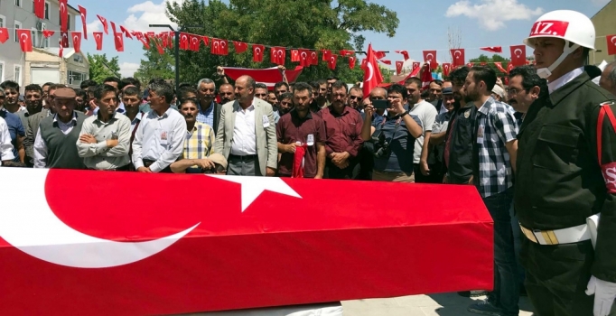Ağrı şehidini son yolculuğuna uğurladı