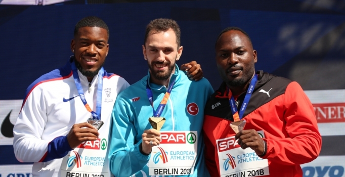 Ramil Guliyev altın madalyasını aldı