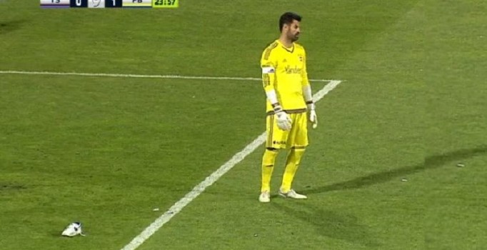 Trabzonspor maçında Fenerbahçe kalecisi Volkan Demirel'e ayakkabı fırlattılar