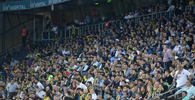 Fenerbahçe'ye meşaleli saldırı