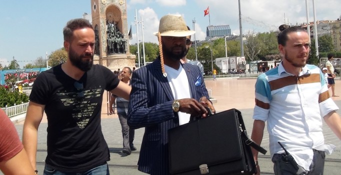 Otellere sahte dolar pazarlayan Nijeryalı dolandırıcı yakalandı