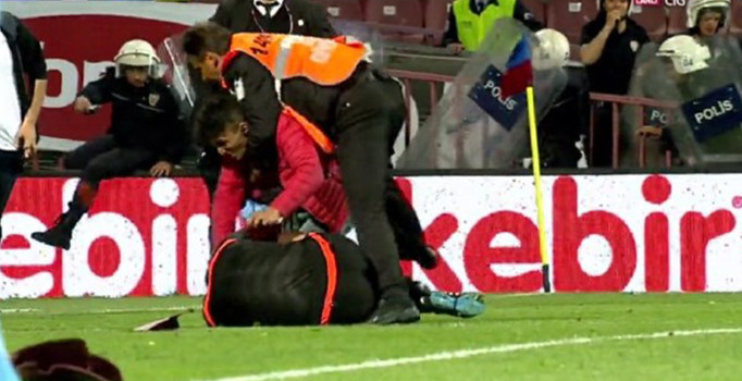 Sahaya inen Trabzonspor taraftarları yardımcı hakem Volkan Bayarslan'ı dövdü