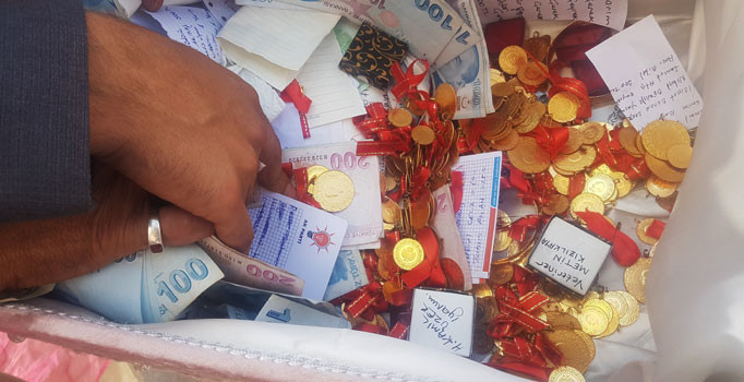 Davetliler takı takmak için birbirleriyle yarıştı: Gelini altına boğdular