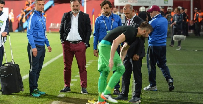 Onur Kıvrak formasını yere koyarak "Benden bu kadar" işareti yaptı