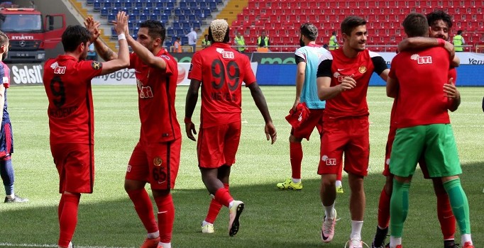 Küme düşme hattında Eskişehirspor, Mersin İdman Yurdu'nu deplasmanda 2-1 mağlup etti