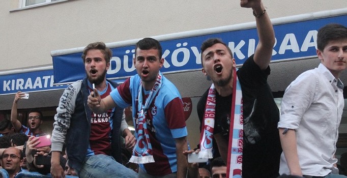 Fenerbahçeli kafilesini taşıyan otobüse taşlı saldırı