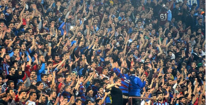 Trabzon’da Galatasaray forması yakıldı