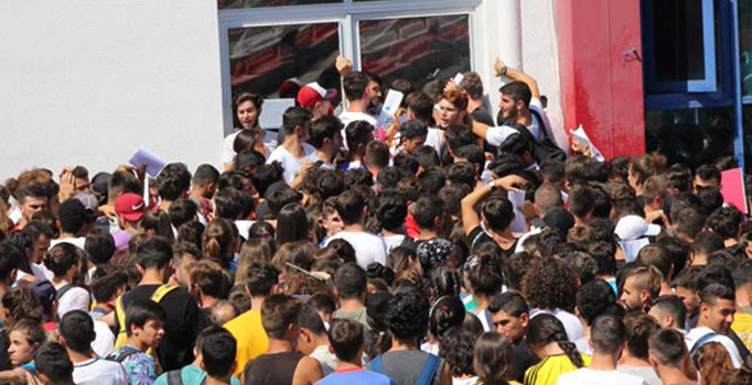 Sınav izdihamı: 355 kişilik kontenjana 2 bin 882 kişi başvurdu