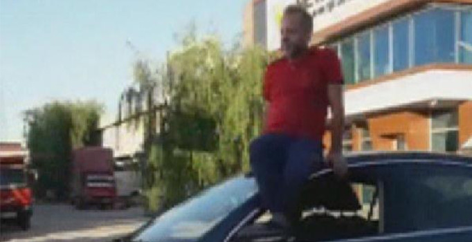Otomobilin tavanına oturup, direksiyonu ayağıyla kontrol eden sürücüye para cezası