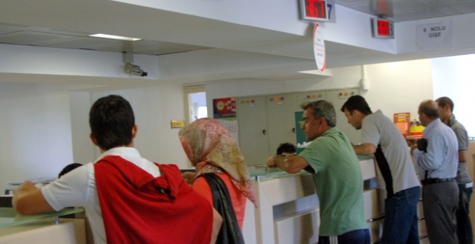 Bankaların komisyonu yasaya rağmen hızla artıyor