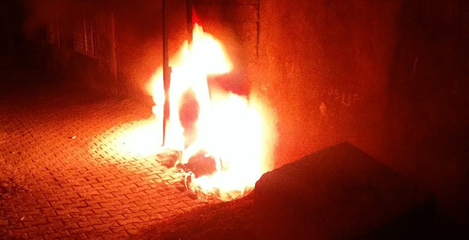 Mardin'de kaçak elektrik için panoyu yaktılar