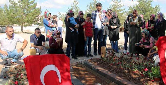 Şehit Nurcan Karakaya ile bebeği Bedirhan'ın mezarına ziyaretçi  akını