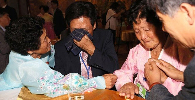 Kuzey ve Güney Kore'nin parçalanmış aileleri buluştu