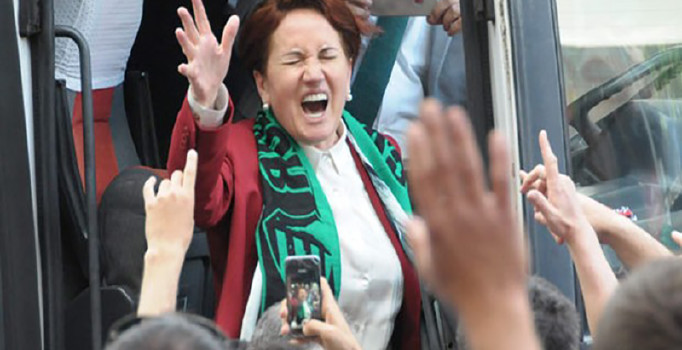 Akşener Kocaelispor taraftarına üçlü çektirdi