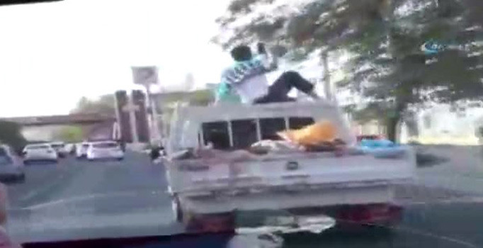 Yok artık dedirten olay! Kurban etleriyle kamyon tepesinde selfie