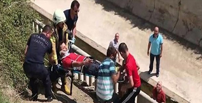 Kaçan boğanın arkasından kanala atladı