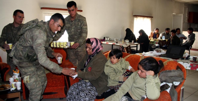 26 göçmen cesedin başında ölümü beklerken bulundu