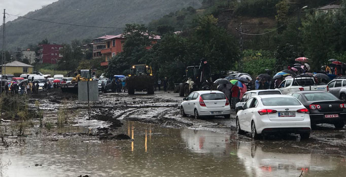 Son dakika! Trabzon'u sağanak vurdu: Akçaabat-Düzköy karayolu ulaşıma kapandı