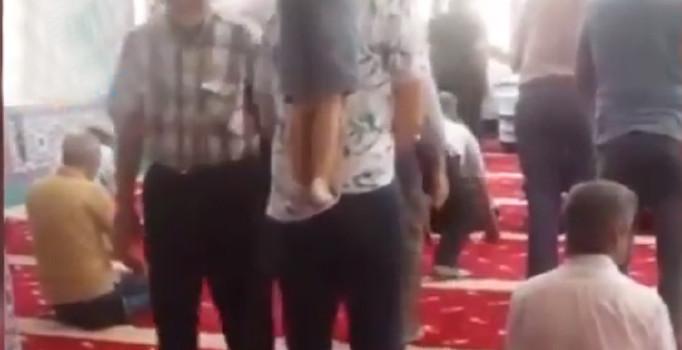 Namaz kılan babanın sırtında akrobasi yapan çocuk videosu gündem oldu