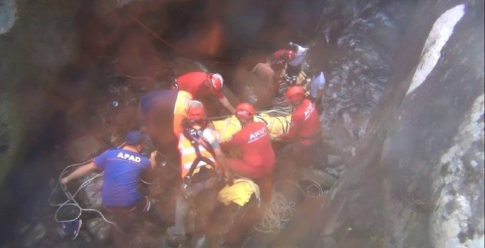 Ayağı kayarak kayalıklara yuvarlanan vatandaş kurtarıldı