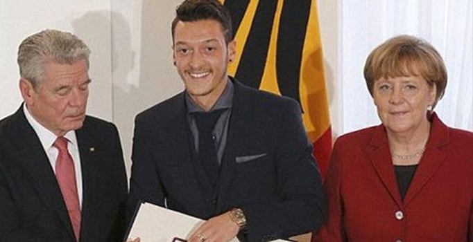 Merkel'den Mesut Özil açıklaması