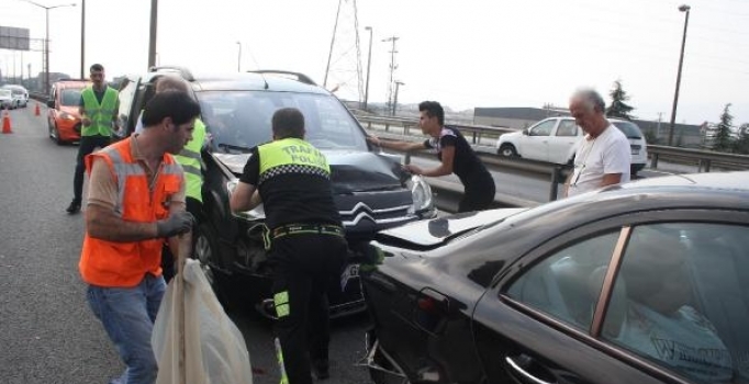 TEM yolunda 5 araç çarpıştı; kilometrelerce kuyruk oluştu