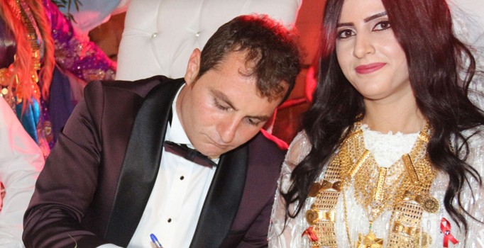 2 bin kişinin katıldığı aşiret düğününde geline 3 kilo altın takıldı