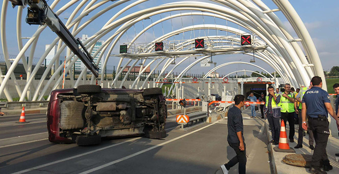Son dakika! Avrasya Tüneli girişinde kaza: 2 gişe trafiğe kapatıldı