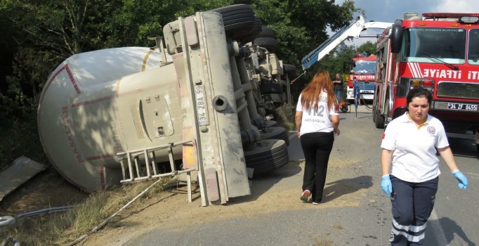 Beykoz'da tanker devrildi, yol trafiğe kapatıldı