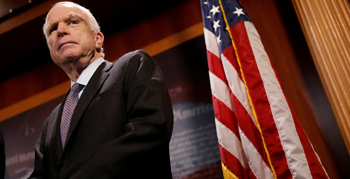 McCain'in son sözlerinde Trump'a 'duvar' mesajı