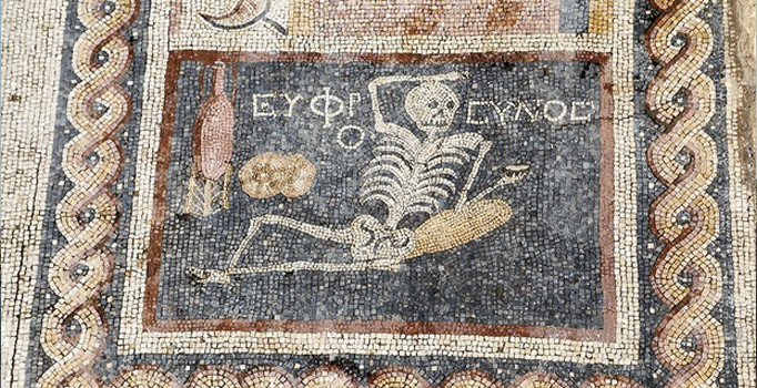 Tarihçi Ortaylı, ‘neşeli ol, hayatını yaşa’ yazısı bulunan mozaiği inceledi