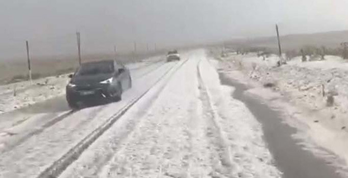 Ağustos ayında kar sürprizi: Her yer beyaza büründü