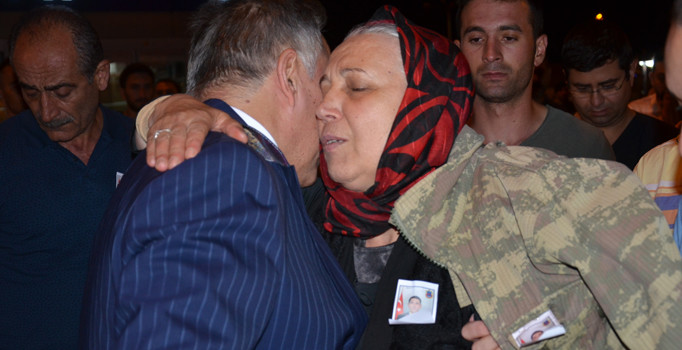 Şehit annesi valiye sarılıp feryat etti: Oğlumun kanı yerde kalmasın