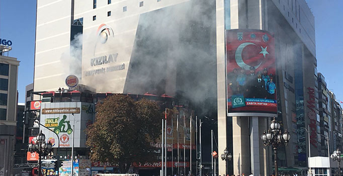 Ankara’da AVM’de korkutan yangın