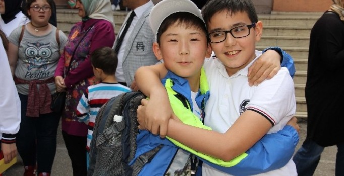 Dünya Çocukları Göz Yaşı İçinde Arkadaşlarından Ayrıldı