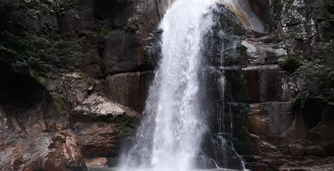 Faso Şelalesi muhteşem görüntüsü ile dikkat çekiyor